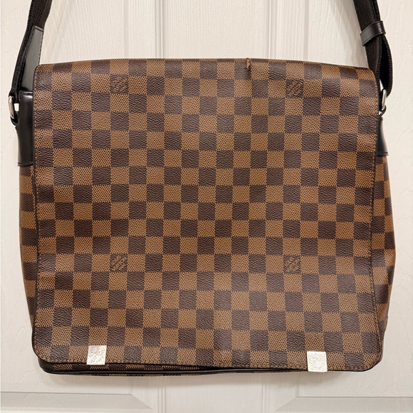 Louis Vuitton Handbags - *Beautiful* Authentic Louis Vuitton - Damier Ebene Messenger Bag